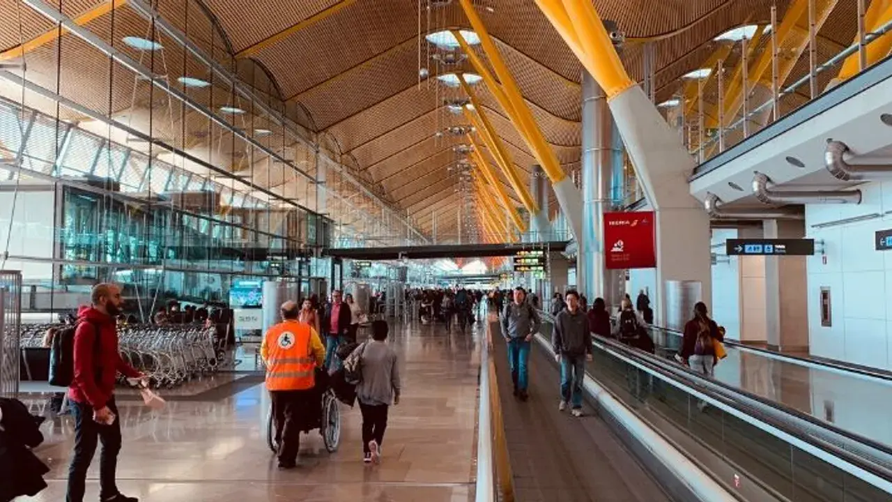 España impone cuarentena de 14 días para viajeros extranjeros